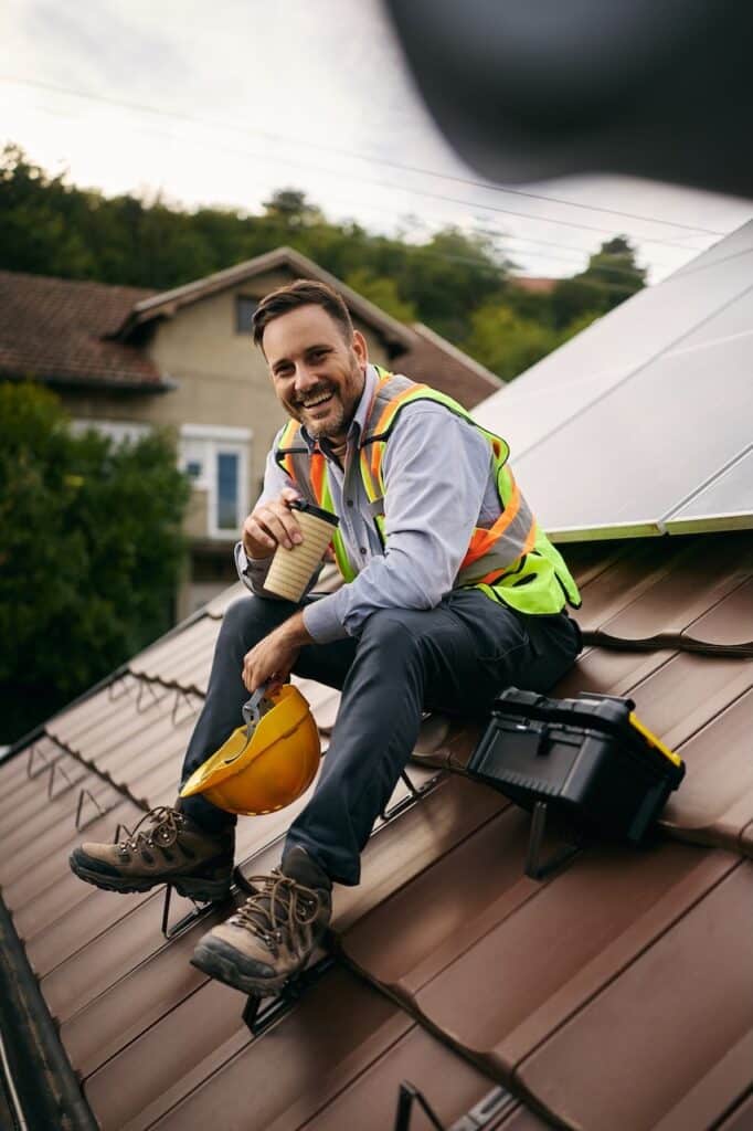 Handwerker auf Hausdach - Hosting f&uuml;r Handwerksbetriebe