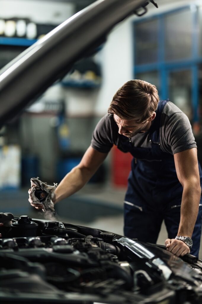 Automechaniker in der KFZ-Werkstatt – Online Marketing für Handwerk