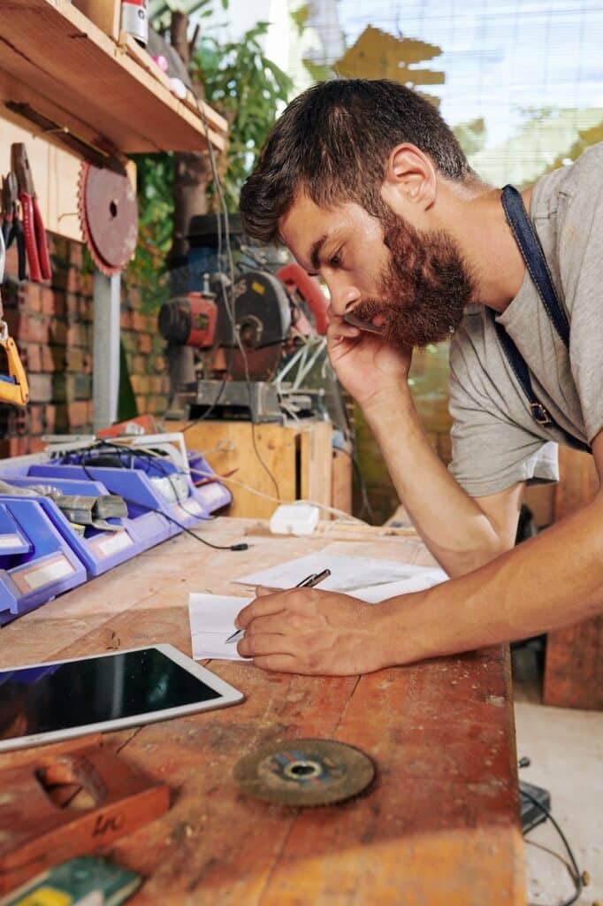 Handwerker nimmt Auftrag an &ndash; &Ouml;ffentliche Ausschreibungen f&uuml;r Betriebe