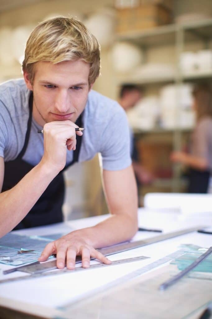 Handwerker in Werkstatt – Online Marketing Agentur für Handwerksbetriebe