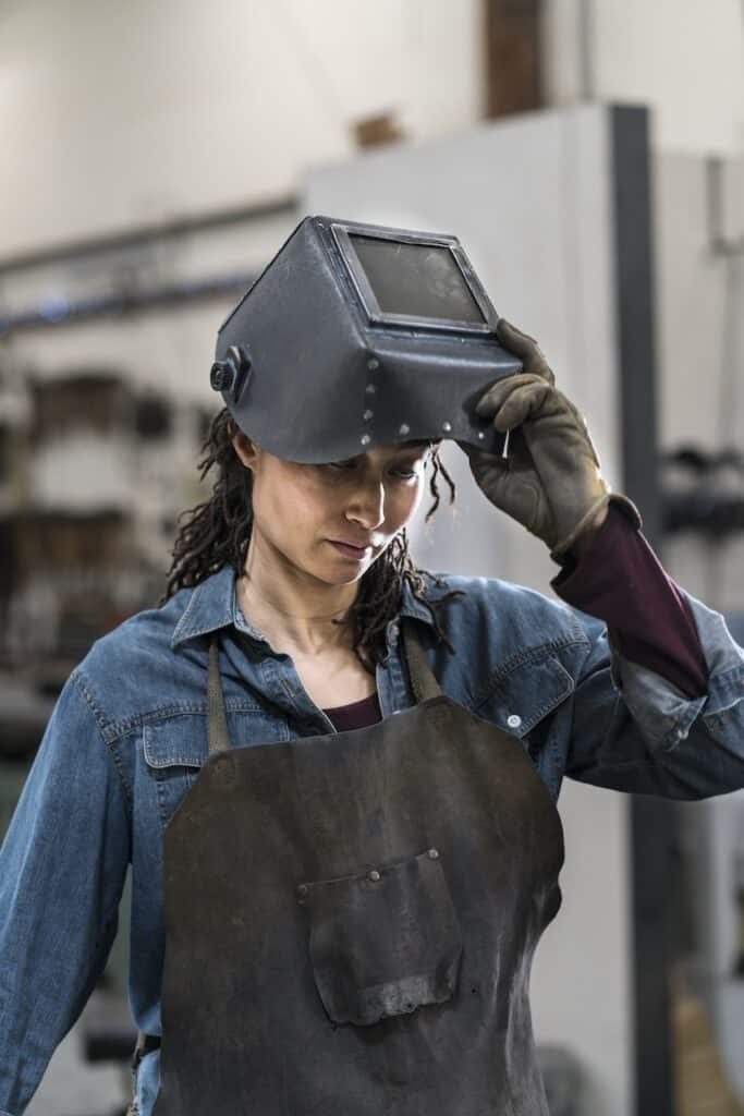 Handwerkerin beim Schweißen – Fachkraft-Recruiting im Handwerk